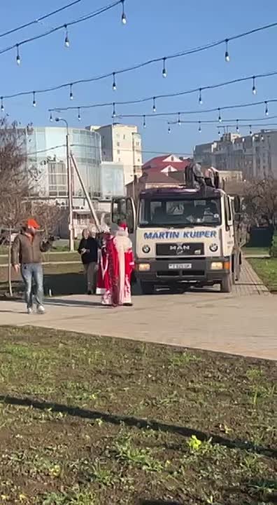 В столичном сквере «Южный» появилась трехметровая ель