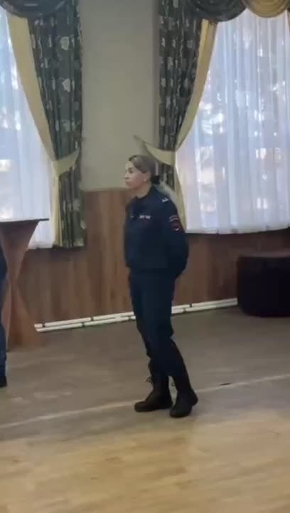 Перед зимними каникулами сотрудники ГАИ приходят в школы и напоминают правила безопасности на дороге: