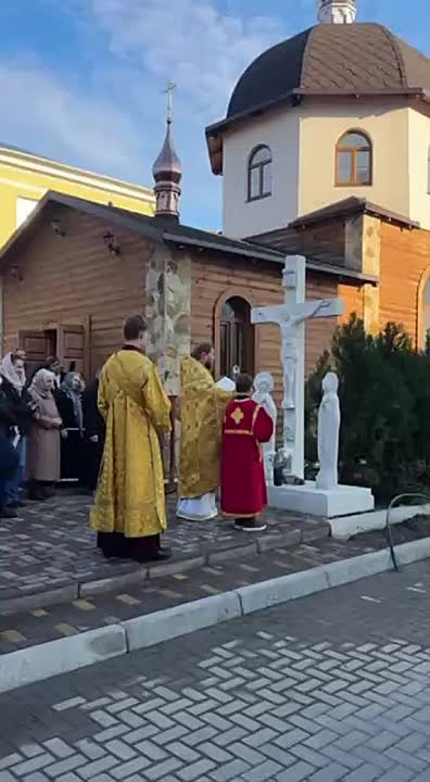 В столичном храме святой Татианы при университете освятили икону Николая Чудотворца и Поклонный крест
