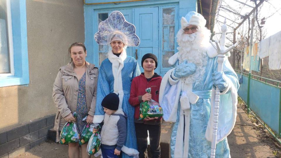 Дубоссарские Дед Мороз и Снегурочка принесли подарки от Президента детям с онкологией и диабетом