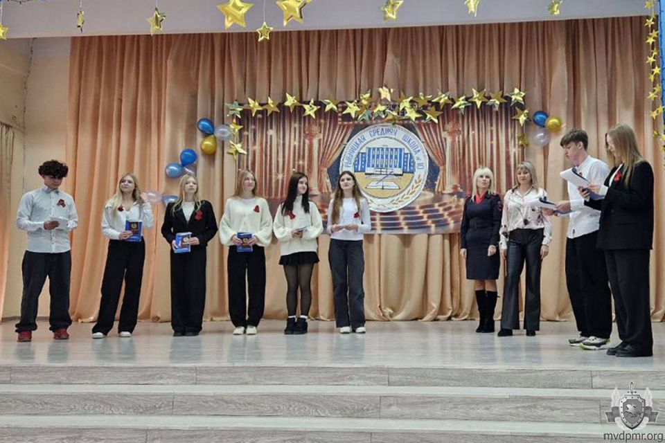 Вручили главный документ. В преддверии Дня Конституции ПМР ученики рыбницкой средней школы № 10, которым исполнилось 16 лет, стали обладателями паспорта Вручили главный документ. В преддверии Дня Конституции ПМР ученики рыбницкой средней школы № 10, которым исполнилось 16 лет, стали обладателями паспорта