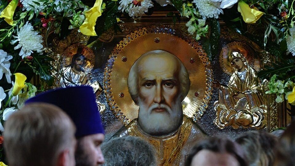 Сегодня православные верующие отмечают День святителя Николая Чудотворца — одного из самых почитаемых святых, покровителя детей, путешественников и нуждающихся