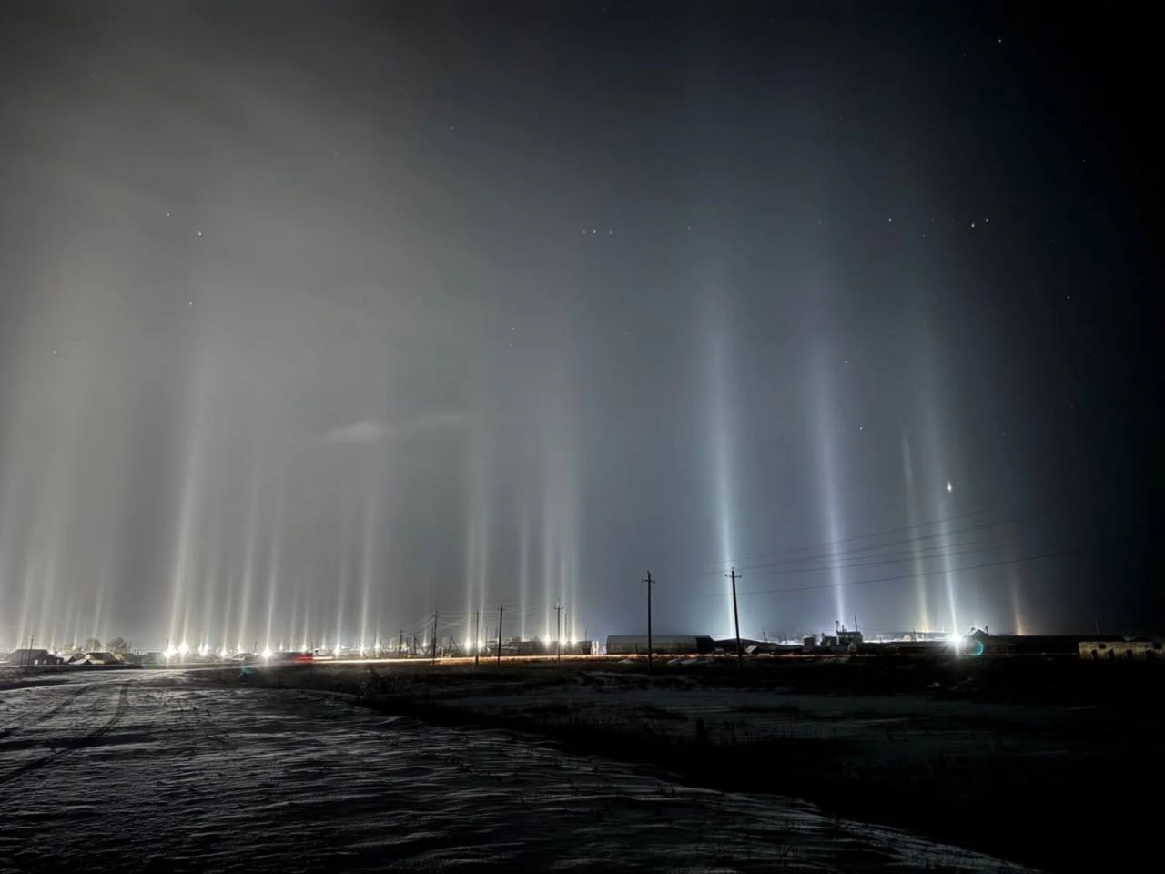 Над регионами России увидели световые столбы: что это Над регионами России увидели световые столбы: что это