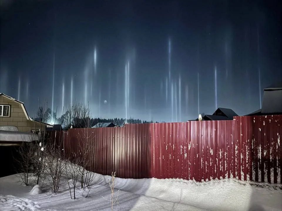 Над регионами России увидели световые столбы: что это Над регионами России увидели световые столбы: что это