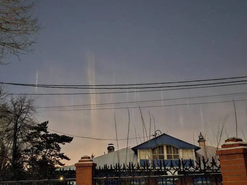 Над регионами России увидели световые столбы: что это Над регионами России увидели световые столбы: что это