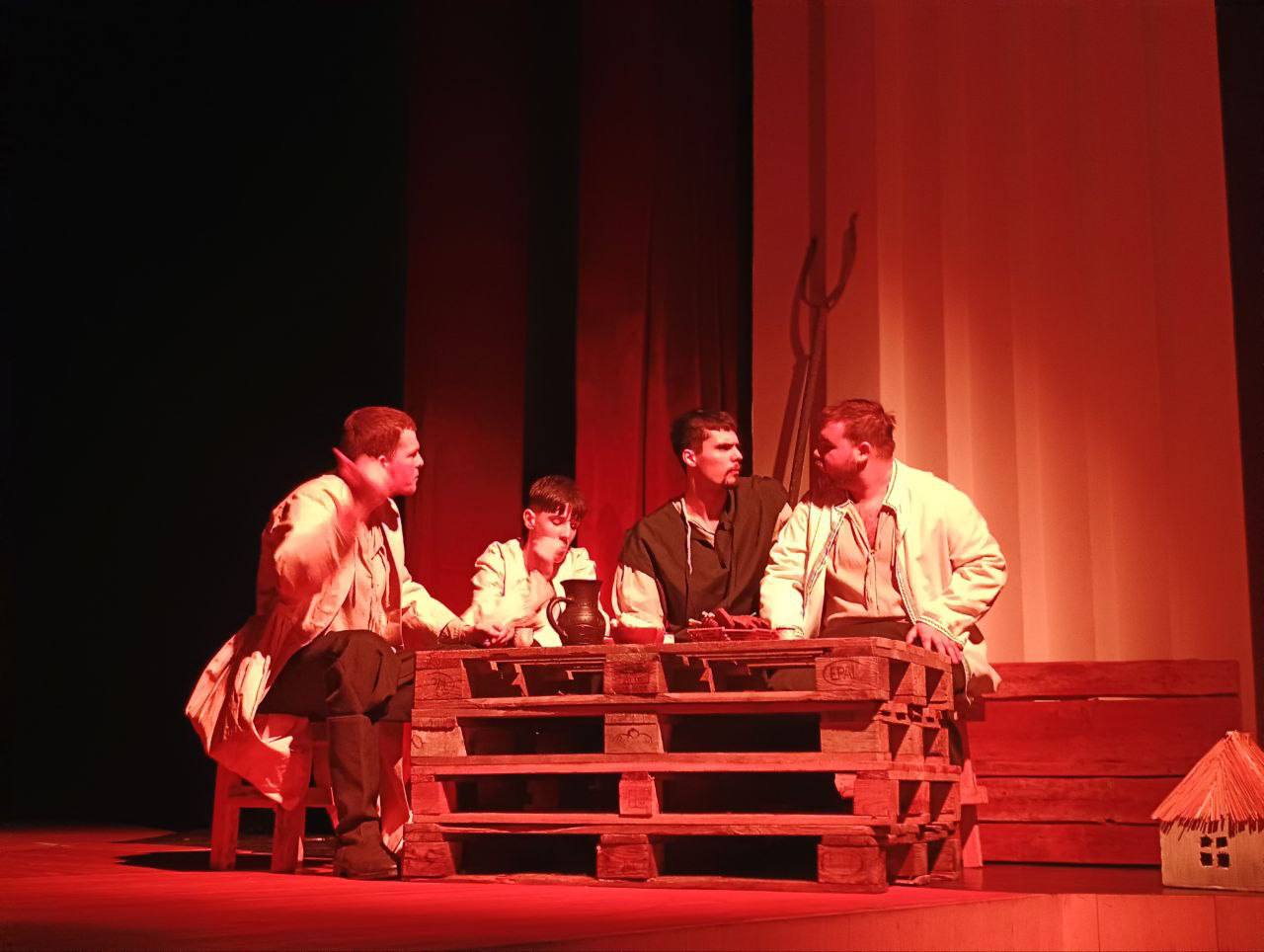 Почти все билеты проданы — осталось лишь несколько мест на балконе Почти все билеты проданы — осталось лишь несколько мест на балконе