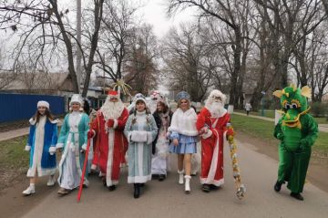 В Чобручах провели Парад Дедов Морозов и торжественно зажгли огни на новогодней ёлке