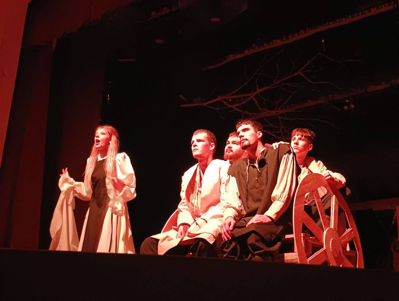 Почти все билеты проданы — осталось лишь несколько мест на балконе Почти все билеты проданы — осталось лишь несколько мест на балконе