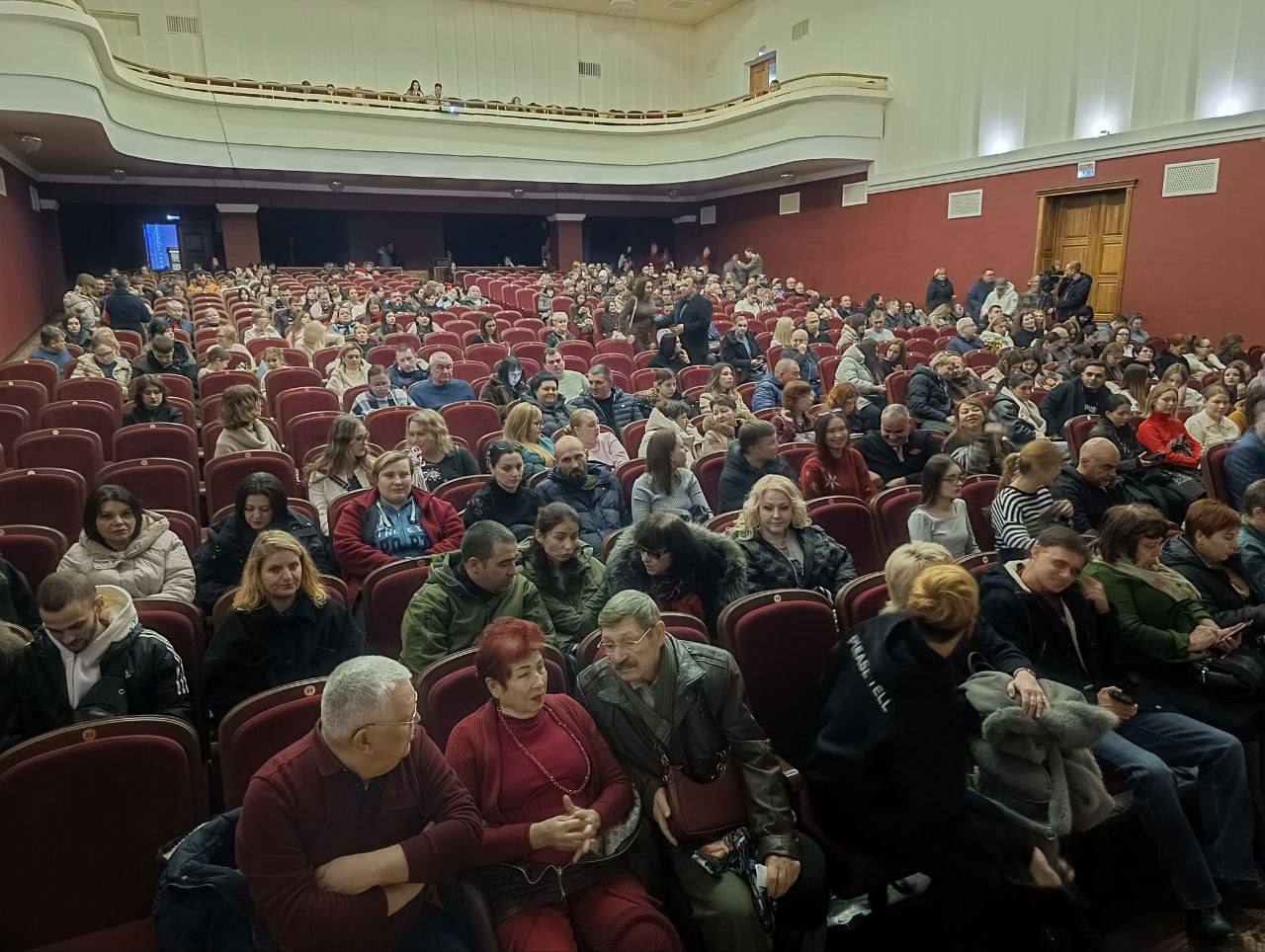 Почти все билеты проданы — осталось лишь несколько мест на балконе Почти все билеты проданы — осталось лишь несколько мест на балконе