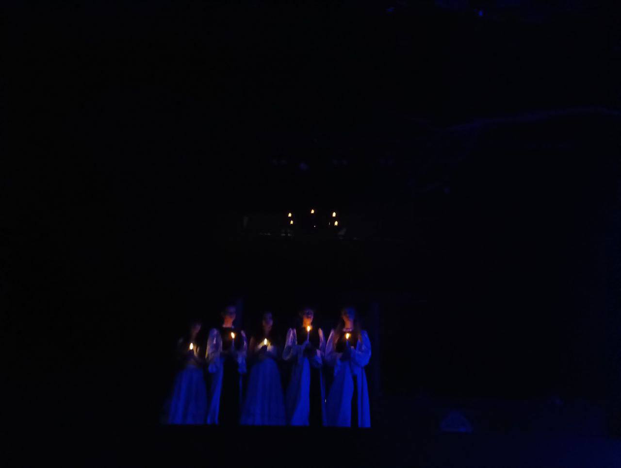 Почти все билеты проданы — осталось лишь несколько мест на балконе Почти все билеты проданы — осталось лишь несколько мест на балконе