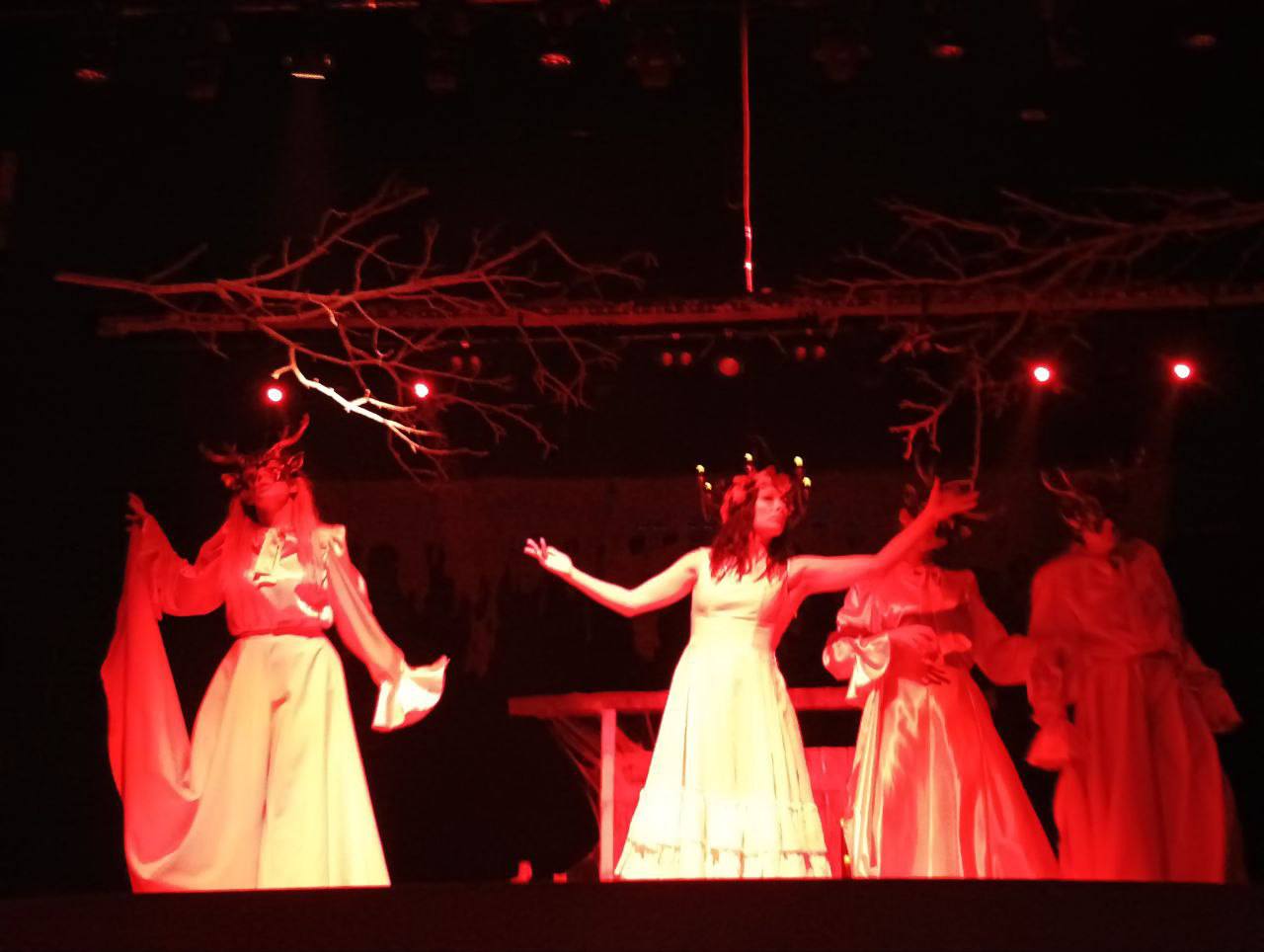 Почти все билеты проданы — осталось лишь несколько мест на балконе Почти все билеты проданы — осталось лишь несколько мест на балконе