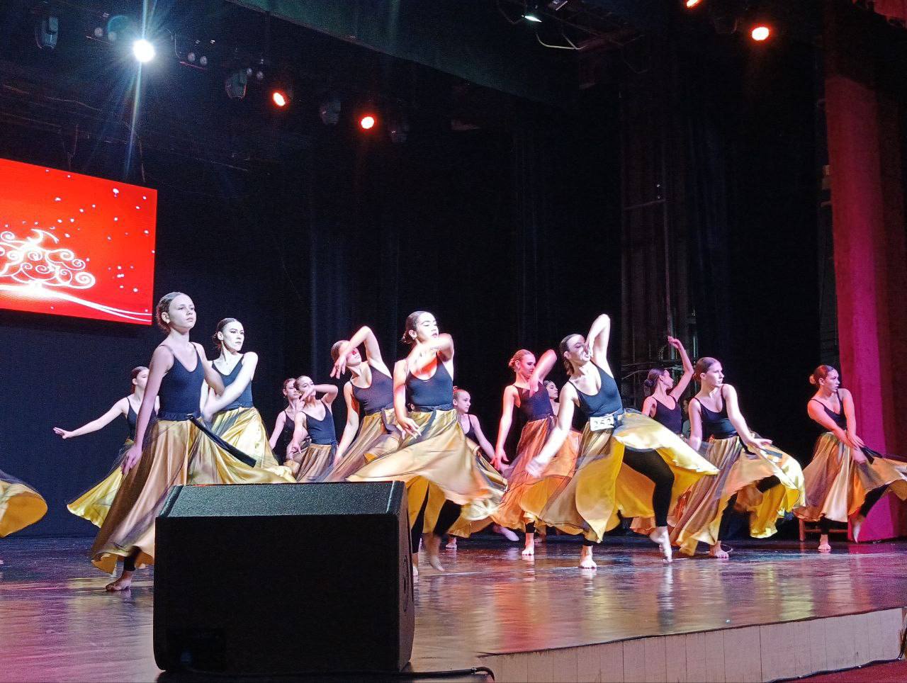 Новогодний хореографический фестиваль-конкурс организовали во Дворце культуры им. Ткаченко. В Бендеры съехались танцевальные коллективы, дуэты и сольные исполнители разных направлений Новогодний хореографический фестиваль-конкурс организовали во Дворце культуры им. Ткаченко. В Бендеры съехались танцевальные коллективы, дуэты и сольные исполнители разных направлений