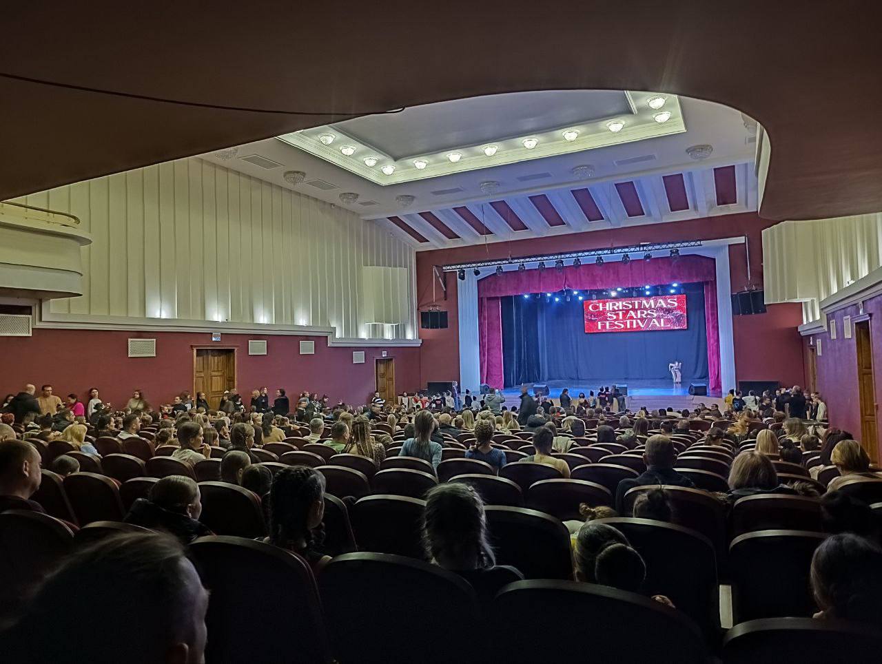 Новогодний хореографический фестиваль-конкурс организовали во Дворце культуры им. Ткаченко. В Бендеры съехались танцевальные коллективы, дуэты и сольные исполнители разных направлений Новогодний хореографический фестиваль-конкурс организовали во Дворце культуры им. Ткаченко. В Бендеры съехались танцевальные коллективы, дуэты и сольные исполнители разных направлений