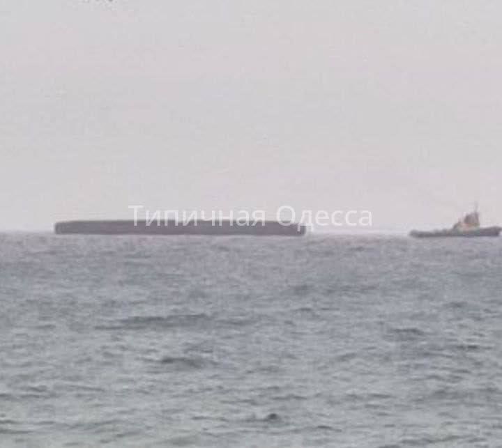 Противник в спешке пытается восстановить логистику, в районе села Маяки Одесской области уже развернули три понтонные переправы вместо моста, уничтоженного ударами ВС РФ. На фото буксировка части понтонной переправы по...