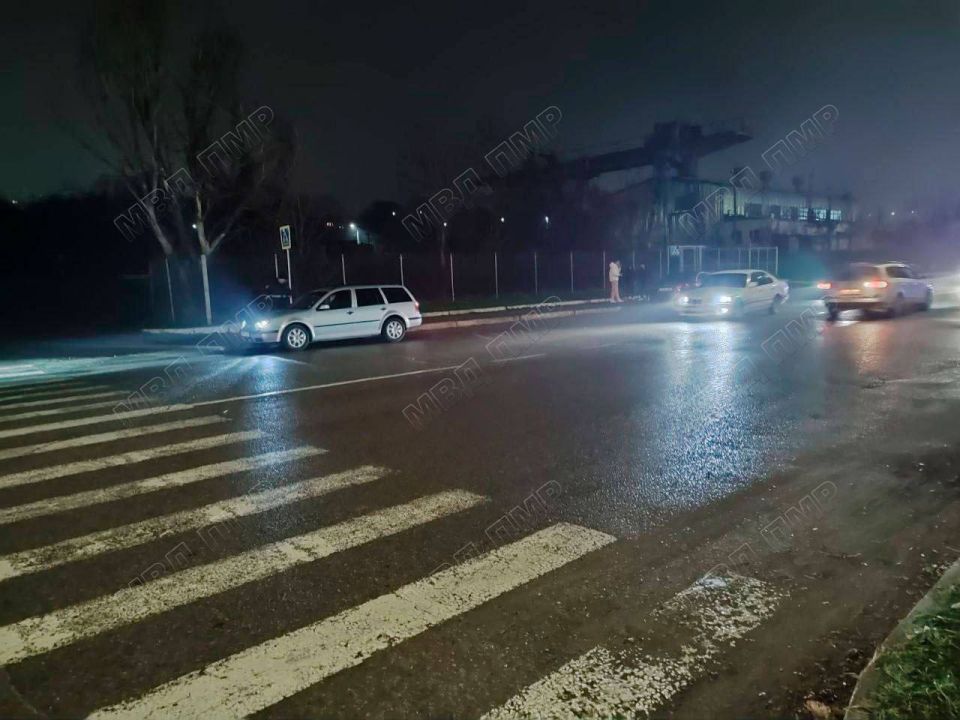 В Рыбнице сбили пешехода. Вечером 21 декабря на улице Вальченко, напротив магазина «Хайтек», автомобиль «Ауди» сбил 52-летнего мужчину, который шёл по нерегулируемому пешеходному переходу В Рыбнице сбили пешехода. Вечером 21 декабря на улице Вальченко, напротив магазина «Хайтек», автомобиль «Ауди» сбил 52-летнего мужчину, который шёл по нерегулируемому пешеходному переходу