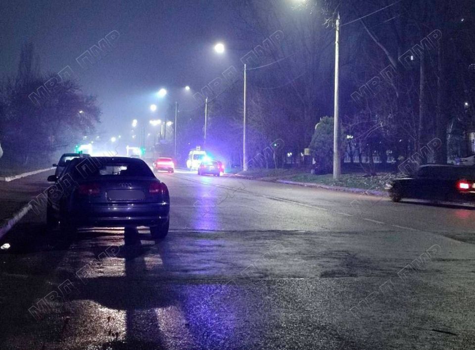 В Рыбнице сбили пешехода. Вечером 21 декабря на улице Вальченко, напротив магазина «Хайтек», автомобиль «Ауди» сбил 52-летнего мужчину, который шёл по нерегулируемому пешеходному переходу В Рыбнице сбили пешехода. Вечером 21 декабря на улице Вальченко, напротив магазина «Хайтек», автомобиль «Ауди» сбил 52-летнего мужчину, который шёл по нерегулируемому пешеходному переходу