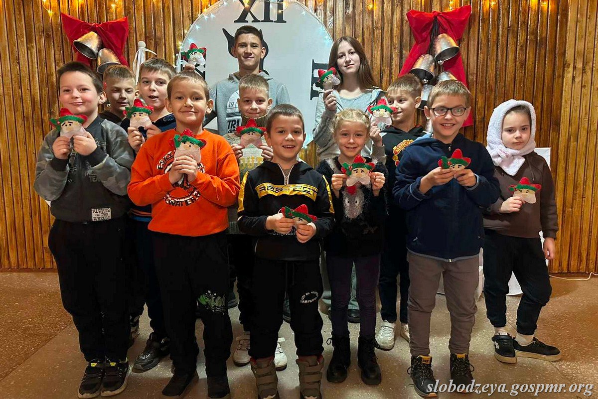 В Доме культуры села Фрунзе уже третью неделю работает «Мастерская Деда Мороза» В Доме культуры села Фрунзе уже третью неделю работает «Мастерская Деда Мороза»