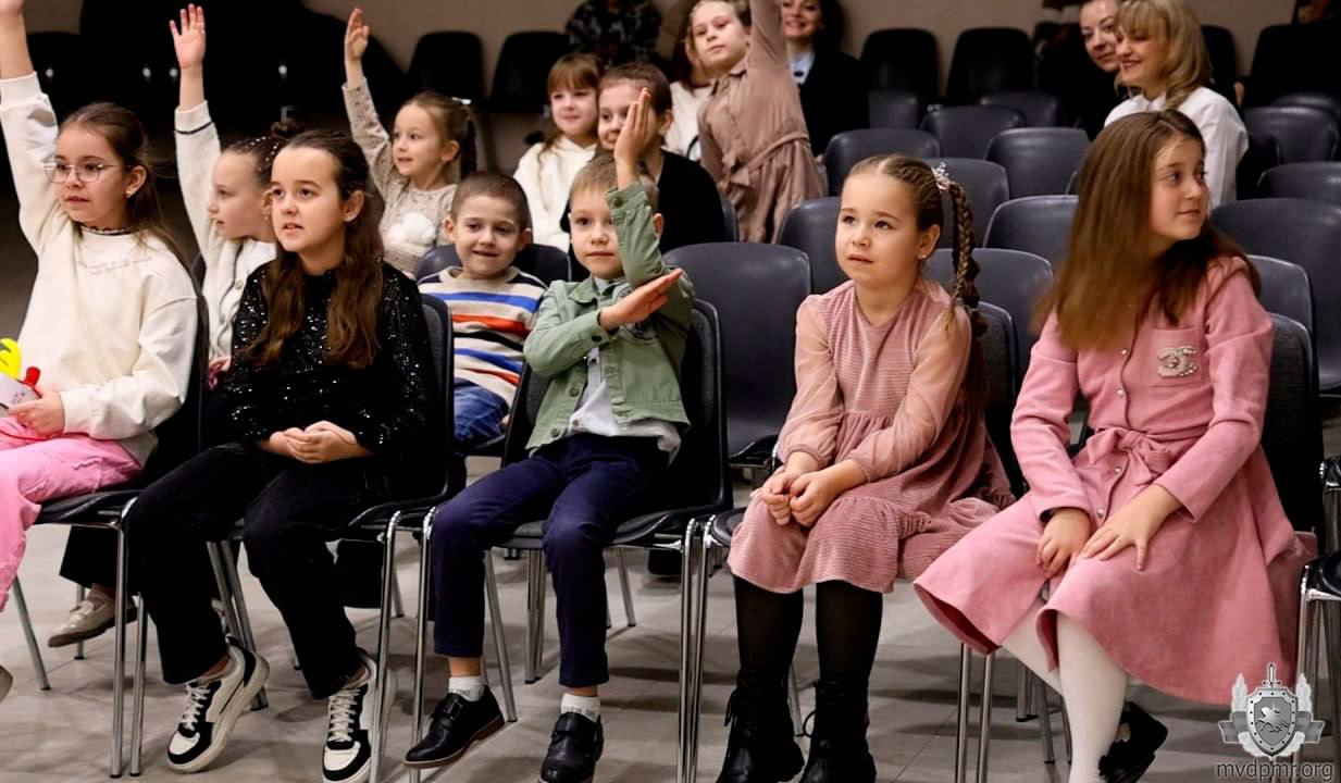 Праздники для любимых чад. В МВД 23 декабря побывали Дед Мороз и Снегурочка Праздники для любимых чад. В МВД 23 декабря побывали Дед Мороз и Снегурочка