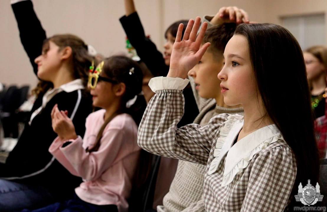 Праздники для любимых чад. В МВД 23 декабря побывали Дед Мороз и Снегурочка Праздники для любимых чад. В МВД 23 декабря побывали Дед Мороз и Снегурочка