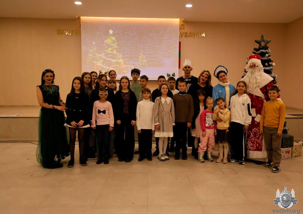 Праздники для любимых чад. В МВД 23 декабря побывали Дед Мороз и Снегурочка Праздники для любимых чад. В МВД 23 декабря побывали Дед Мороз и Снегурочка
