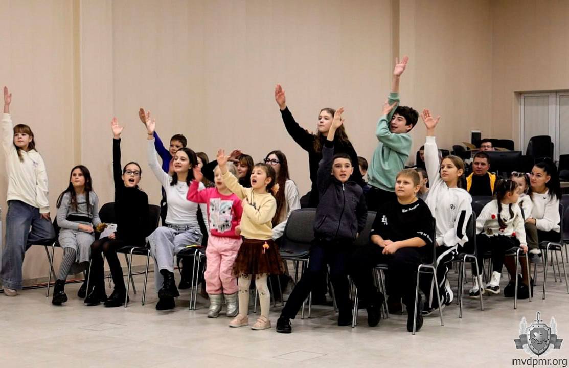 Праздники для любимых чад. В МВД 23 декабря побывали Дед Мороз и Снегурочка Праздники для любимых чад. В МВД 23 декабря побывали Дед Мороз и Снегурочка