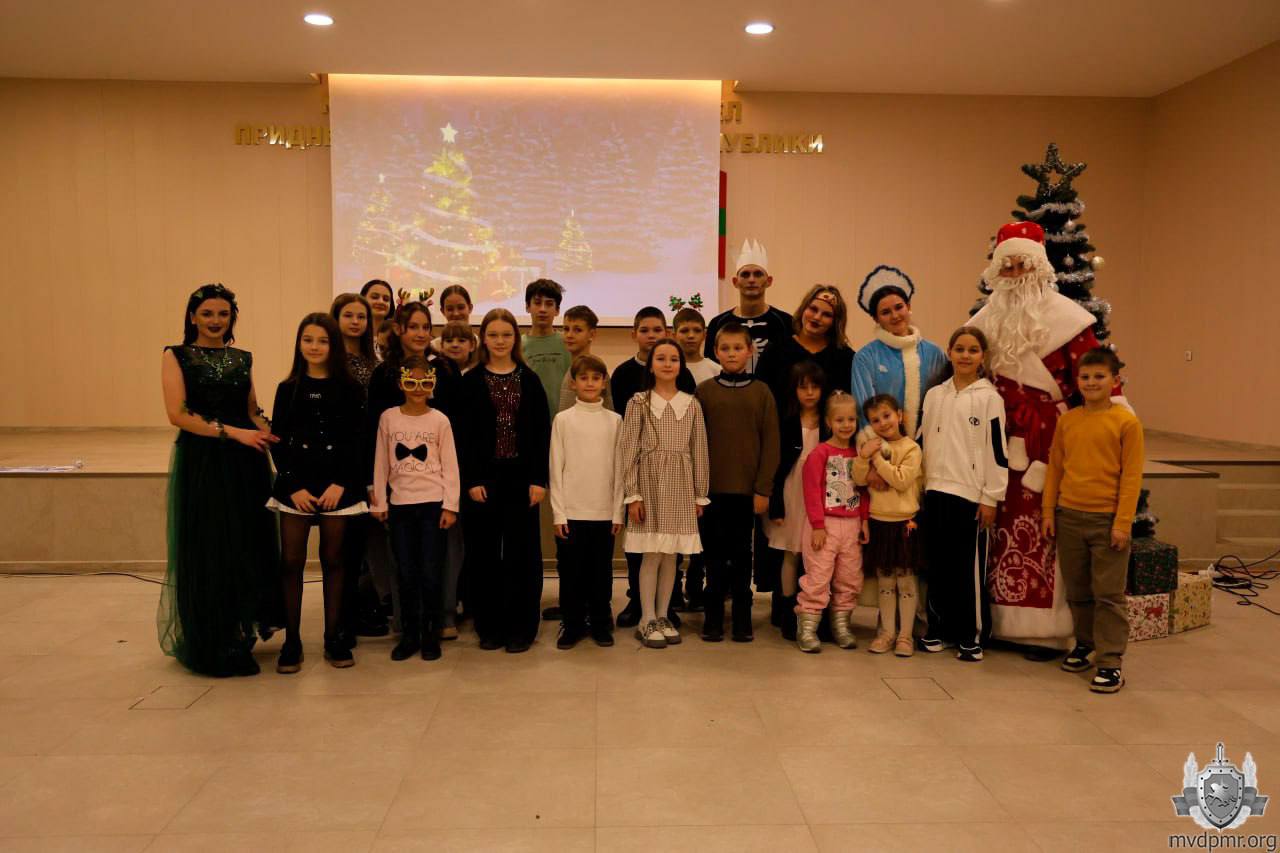 Праздники для любимых чад. В МВД 23 декабря побывали Дед Мороз и Снегурочка Праздники для любимых чад. В МВД 23 декабря побывали Дед Мороз и Снегурочка