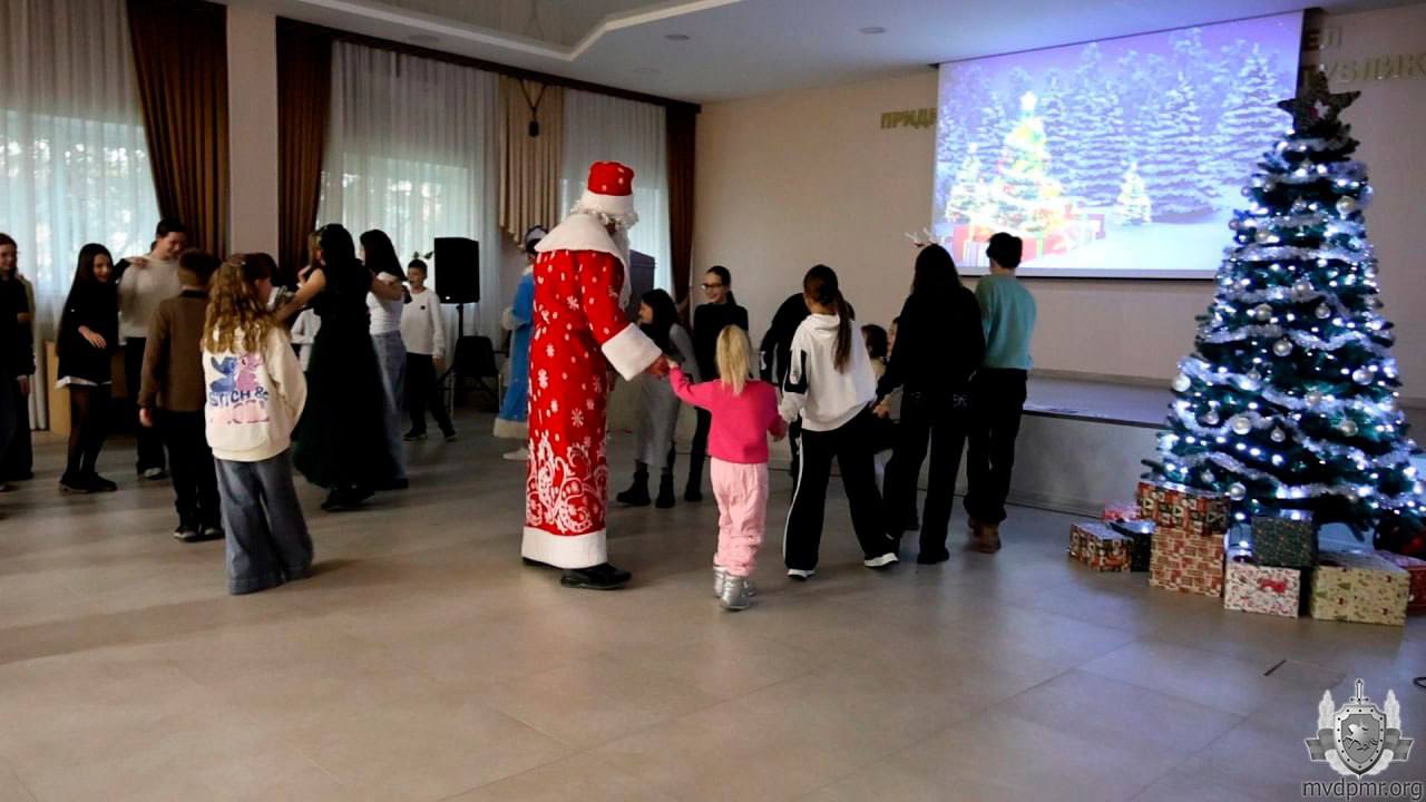 Праздники для любимых чад. В МВД 23 декабря побывали Дед Мороз и Снегурочка Праздники для любимых чад. В МВД 23 декабря побывали Дед Мороз и Снегурочка