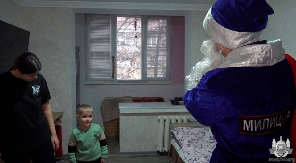 Милиционер в костюме Деда Мороза с важной миссией