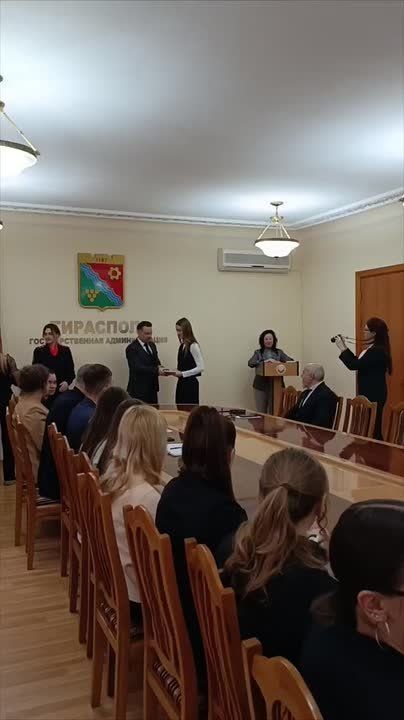 Столичным старшеклассникам вручили паспорта в День конституции – это многолетняя традиция