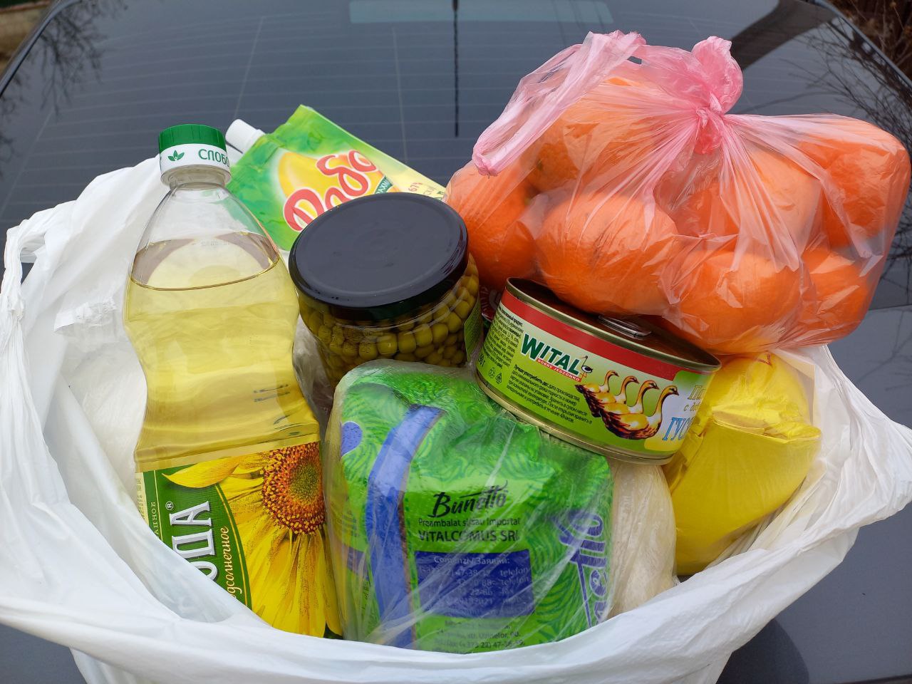 Сладкие подарки и продуктовые наборы — многодетным и нуждающимся семьям