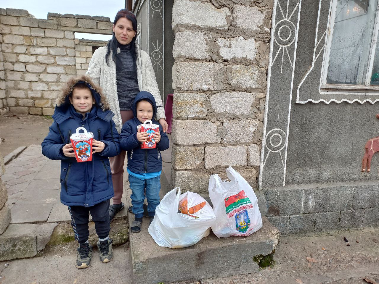 Сладкие подарки и продуктовые наборы — многодетным и нуждающимся семьям Сладкие подарки и продуктовые наборы — многодетным и нуждающимся семьям