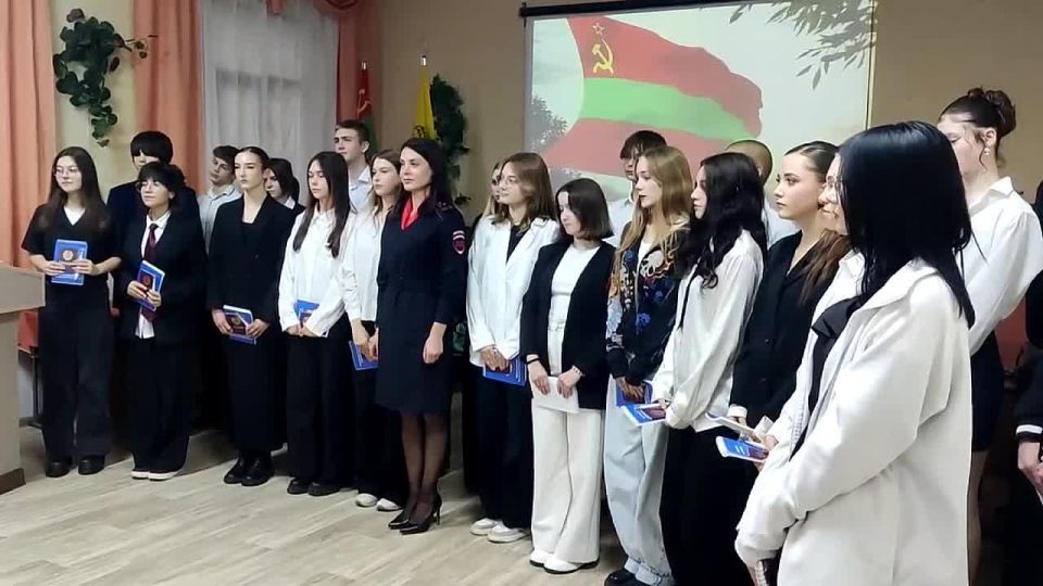 Ребята, которым сегодня вручили паспорта, дали торжественную клятву гражданина