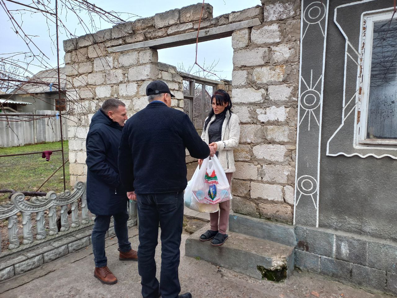Сладкие подарки и продуктовые наборы — многодетным и нуждающимся семьям Сладкие подарки и продуктовые наборы — многодетным и нуждающимся семьям
