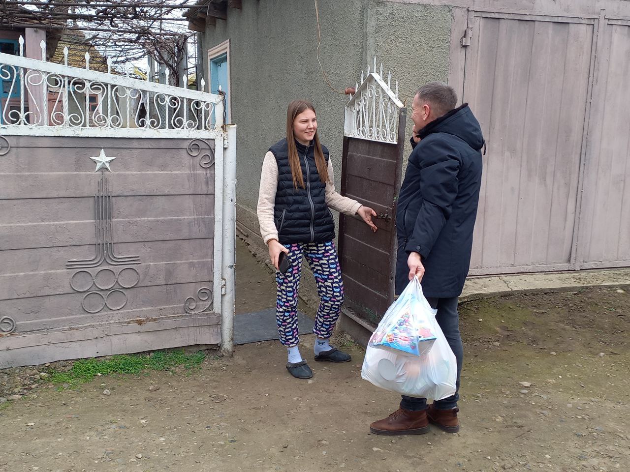 Сладкие подарки и продуктовые наборы — многодетным и нуждающимся семьям Сладкие подарки и продуктовые наборы — многодетным и нуждающимся семьям