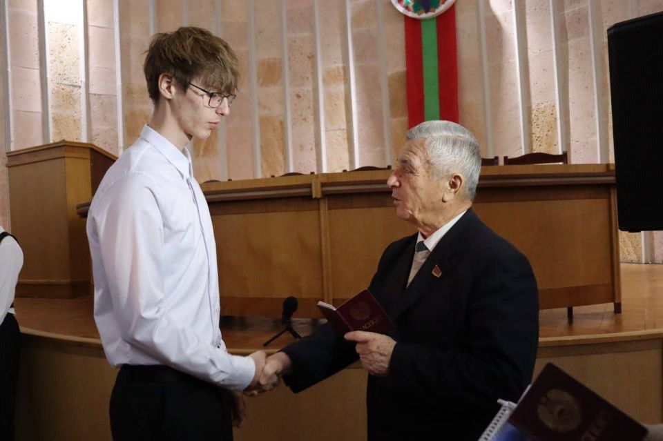 В День Конституции ПМР в Слободзее торжественно вручили паспорт школьникам