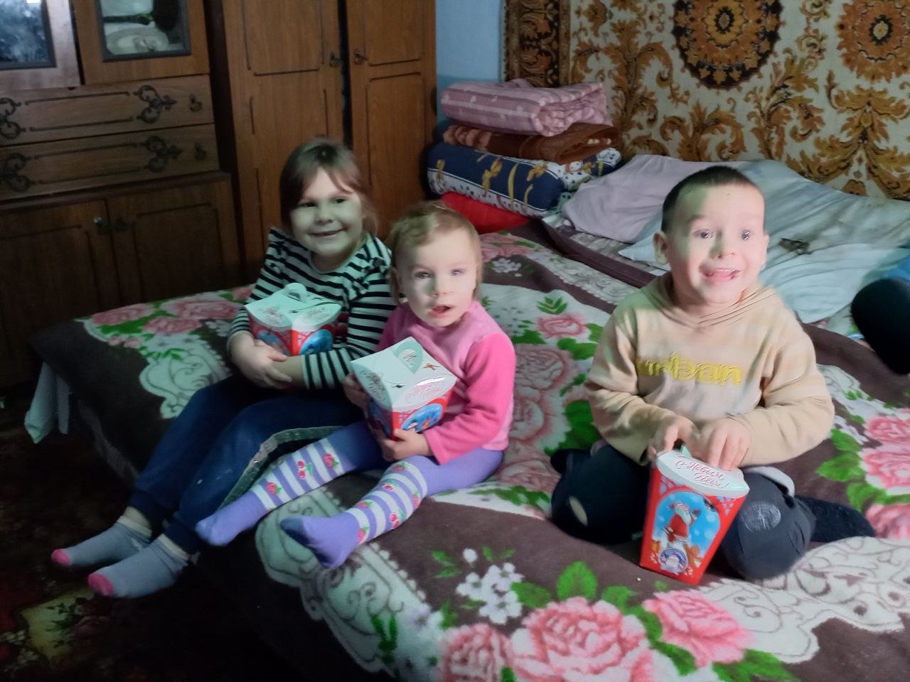 Сладкие подарки и продуктовые наборы — многодетным и нуждающимся семьям Сладкие подарки и продуктовые наборы — многодетным и нуждающимся семьям