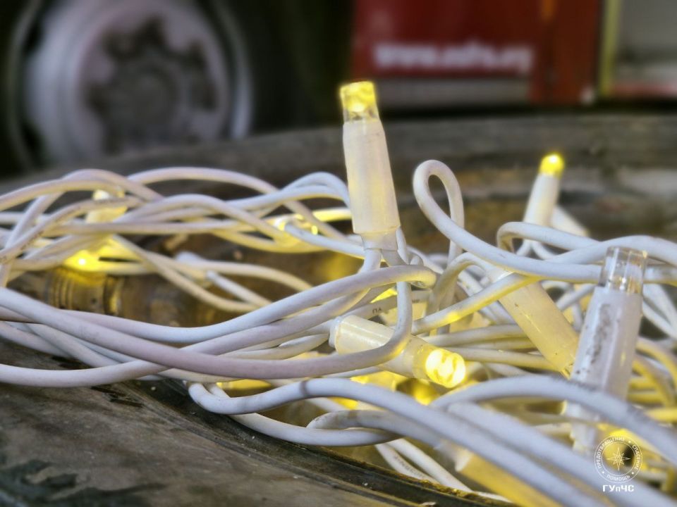 Праздник приходит в столичную пожарную часть Огнеборцы готовятся к новогоднему каравану – украшают машины