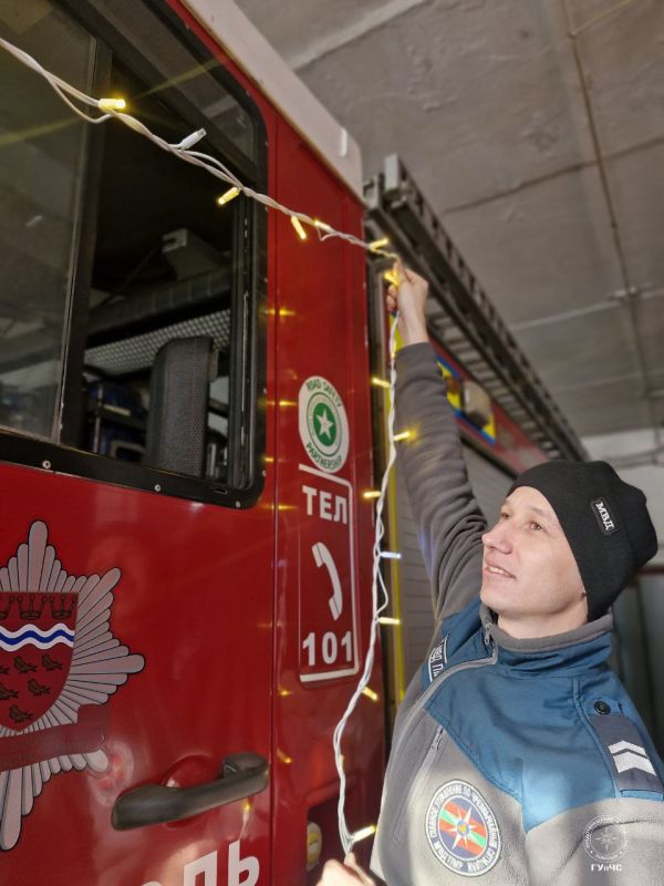 Праздник приходит в столичную пожарную часть Огнеборцы готовятся к новогоднему каравану – украшают машины Праздник приходит в столичную пожарную часть Огнеборцы готовятся к новогоднему каравану – украшают машины