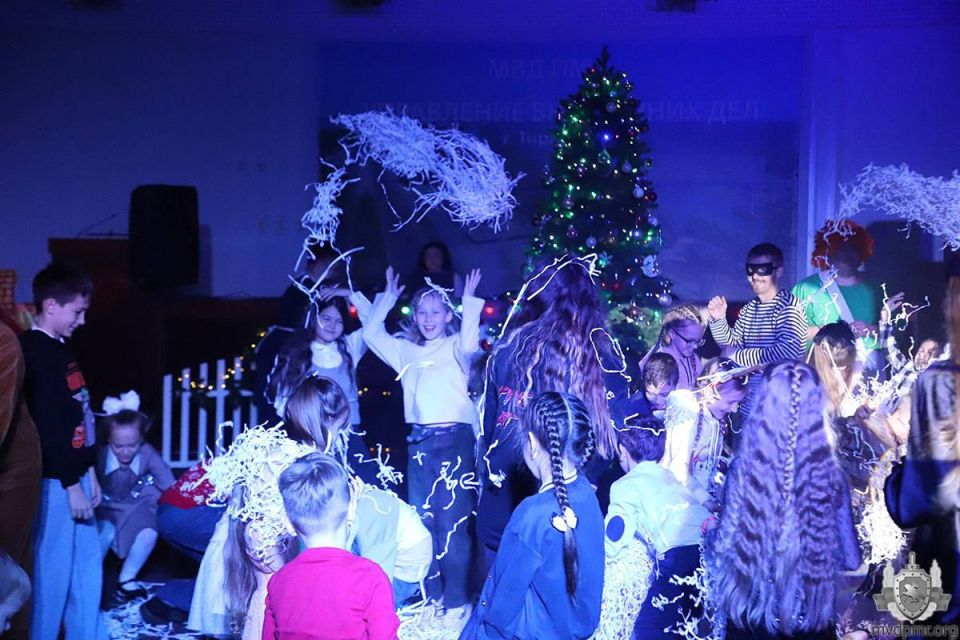 Новогоднее волшебство в УВД: сказка, которую милиционеры создали сами Новогоднее волшебство в УВД: сказка, которую милиционеры создали сами