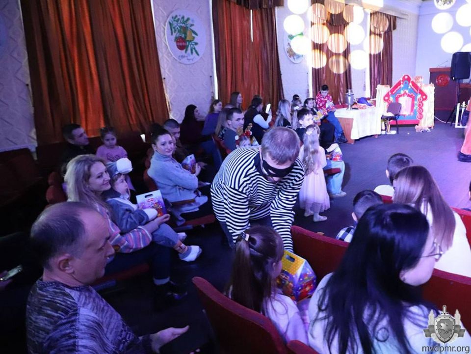 Новогоднее волшебство в УВД: сказка, которую милиционеры создали сами Новогоднее волшебство в УВД: сказка, которую милиционеры создали сами