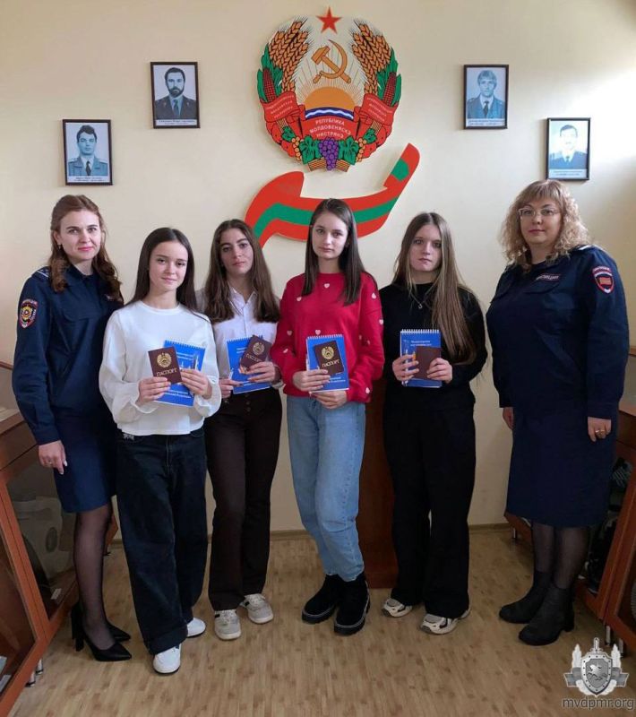 В Дубоссарах школьницам вручили паспорт