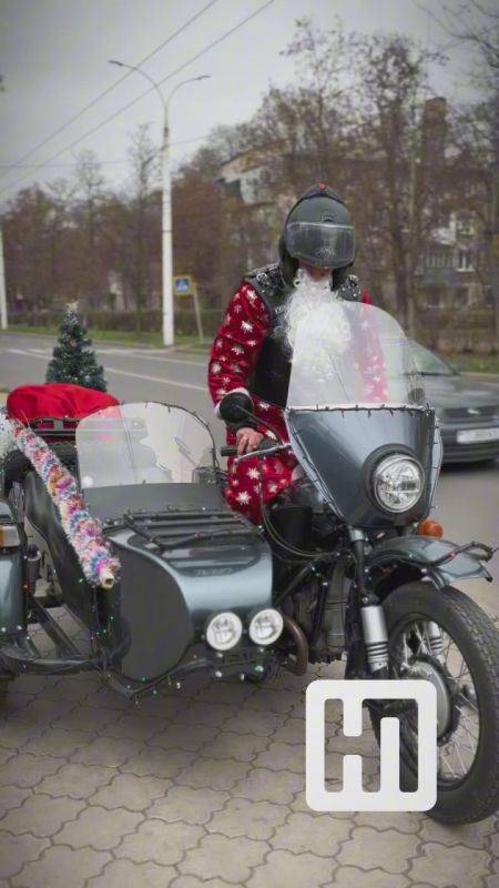 Дед Мороз Коля (Санта Клаус) катается на стильном «Урале» по Тирасполю и раздает мягкие игрушки детям