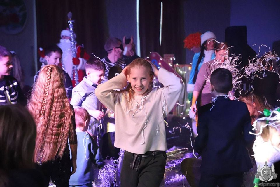 Новогоднее волшебство в УВД: сказка, которую милиционеры создали сами Новогоднее волшебство в УВД: сказка, которую милиционеры создали сами