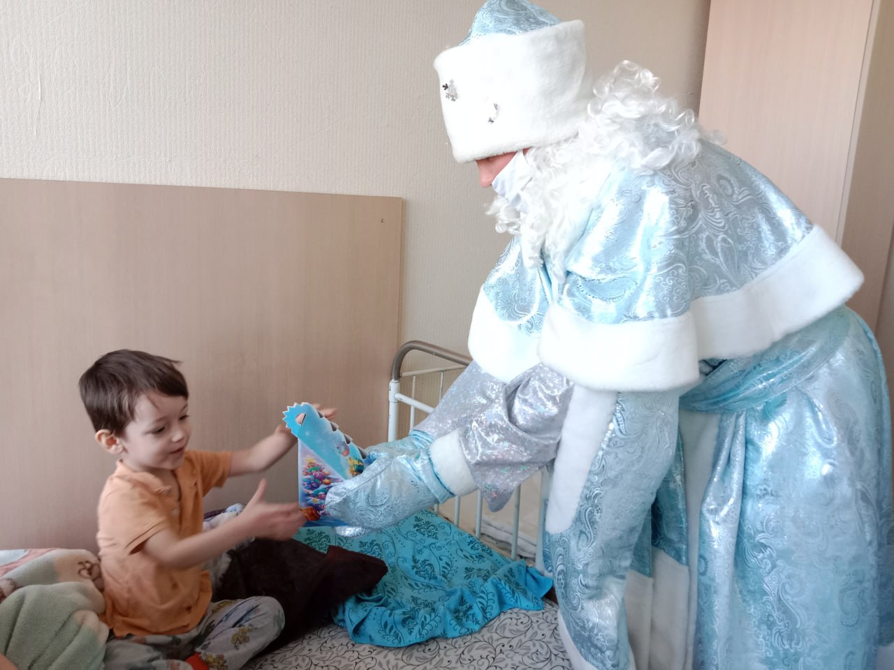 Маленьких пациентов рыбницкого стационара навестили Дед Мороз и Снегурочка