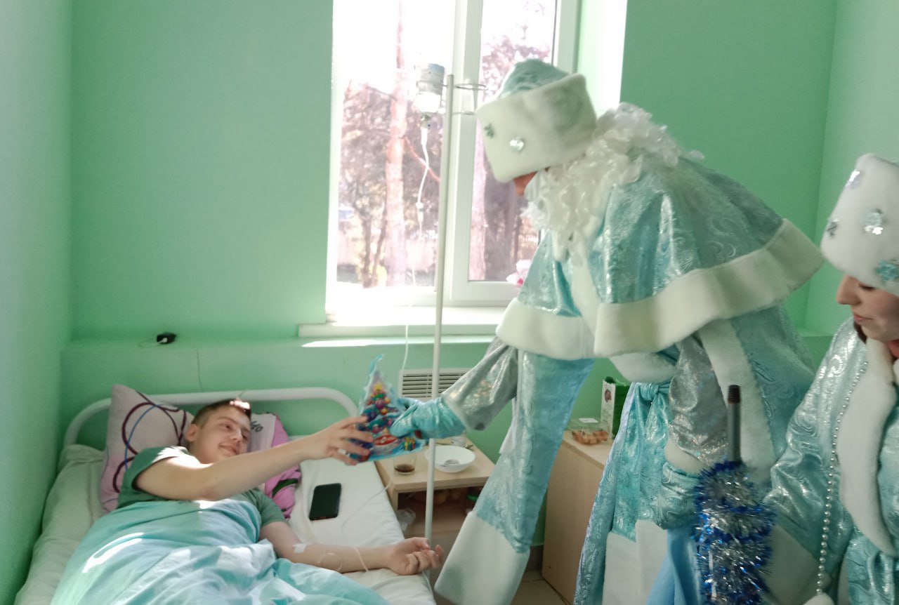 Маленьких пациентов рыбницкого стационара навестили Дед Мороз и Снегурочка Маленьких пациентов рыбницкого стационара навестили Дед Мороз и Снегурочка