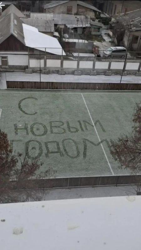 В Бендерском лицее дети на радостях написали огромными буквами «С Новым годом» на едва выпавшем снегу
