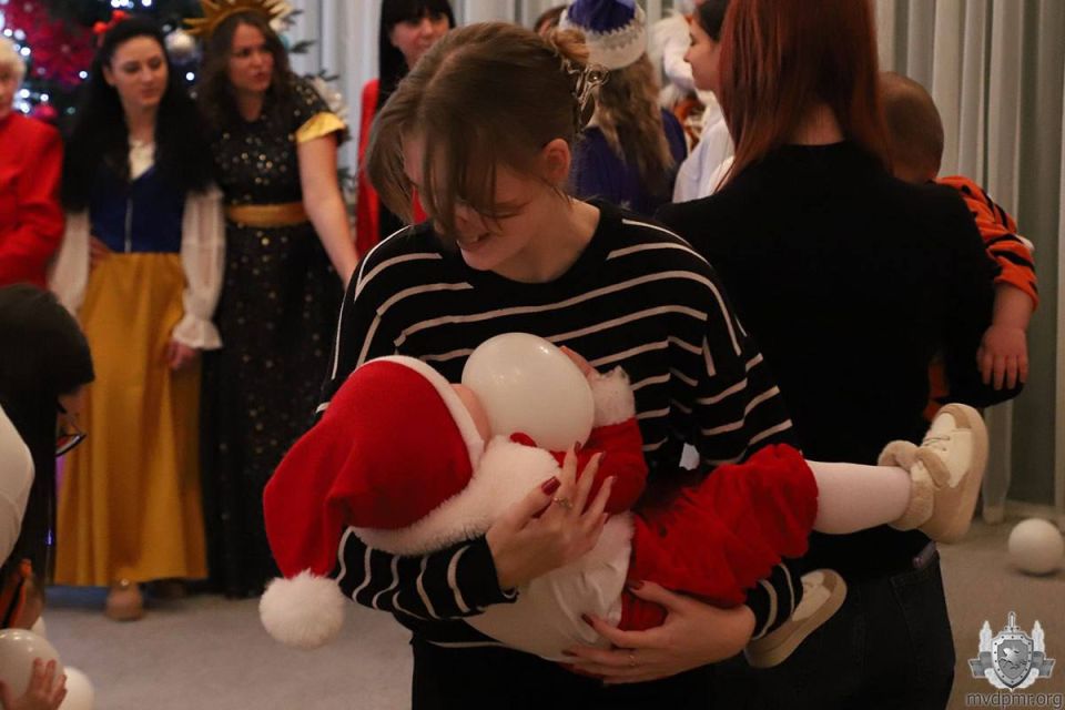 Праздник в Доме ребёнка. В Республиканском специализированном Доме ребёнка 26 декабря состоялся новогодний утренник Праздник в Доме ребёнка. В Республиканском специализированном Доме ребёнка 26 декабря состоялся новогодний утренник