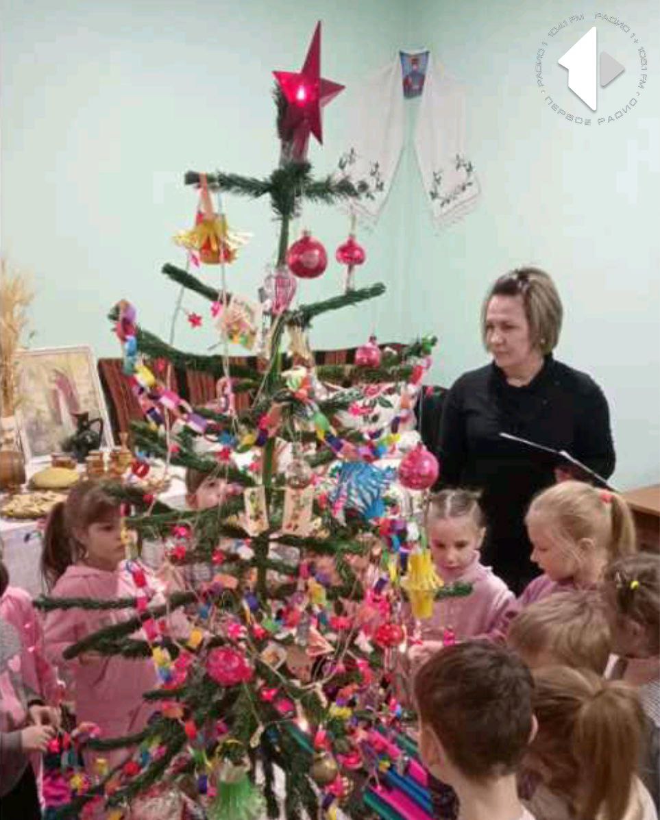 В дубоссарском детском саду «Стелуца» в музее нарядили раритетную советскую ёлку, украсиди ее тоже раритетными игрушками