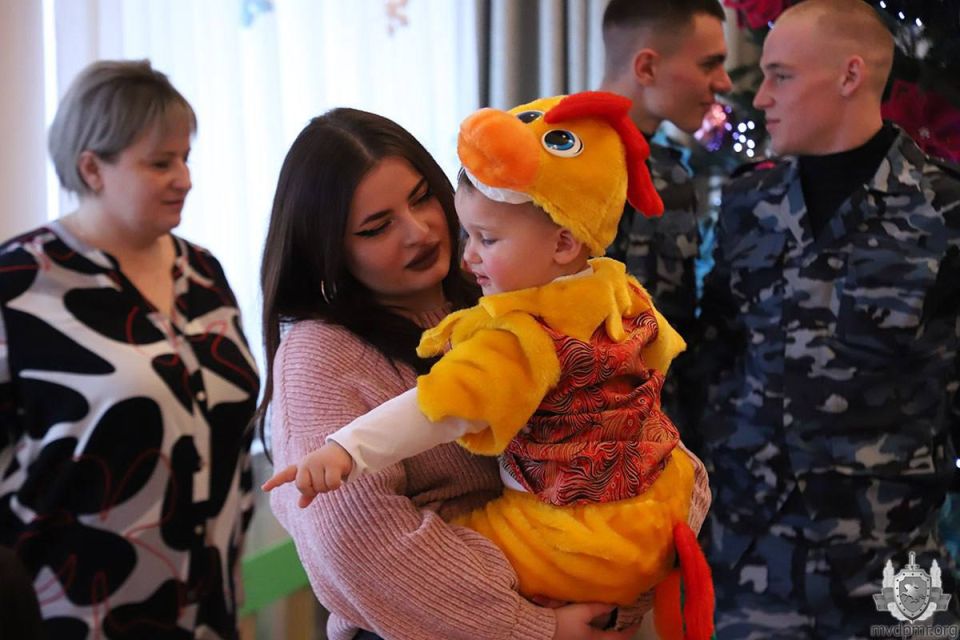 Праздник в Доме ребёнка. В Республиканском специализированном Доме ребёнка 26 декабря состоялся новогодний утренник Праздник в Доме ребёнка. В Республиканском специализированном Доме ребёнка 26 декабря состоялся новогодний утренник