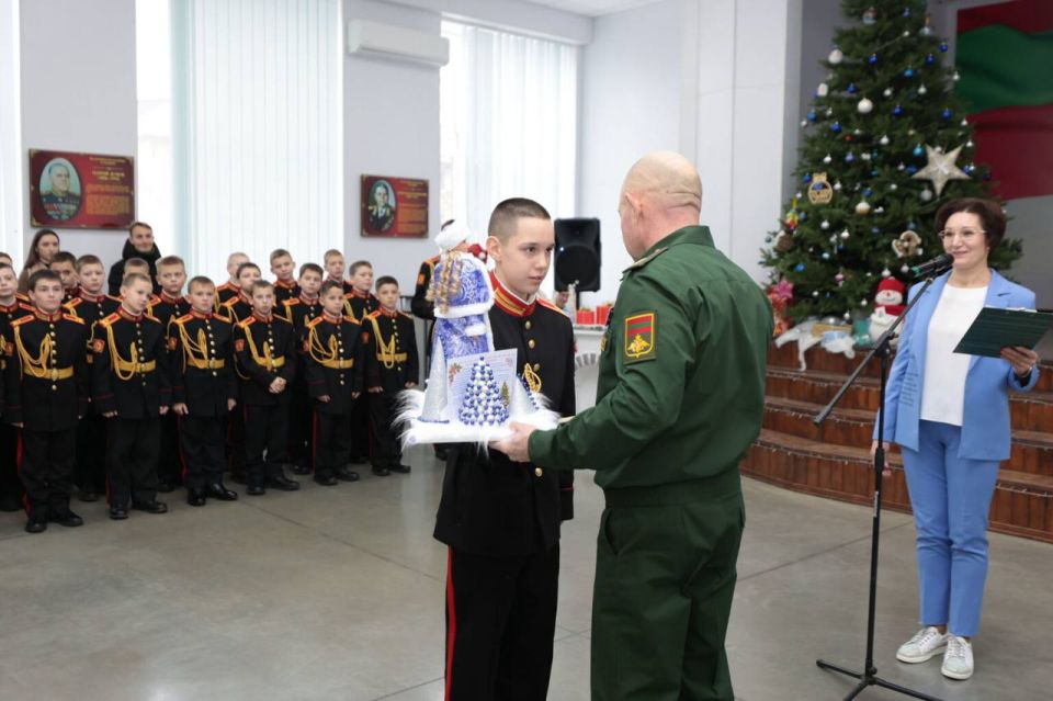 В ТИРАСПОЛЬСКОМ СУВОРОВСКОМ ВОЕННОМ УЧИЛИЩЕ ПРОШЕЛ НОВОГОДНИЙ УТРЕННИК В ТИРАСПОЛЬСКОМ СУВОРОВСКОМ ВОЕННОМ УЧИЛИЩЕ ПРОШЕЛ НОВОГОДНИЙ УТРЕННИК